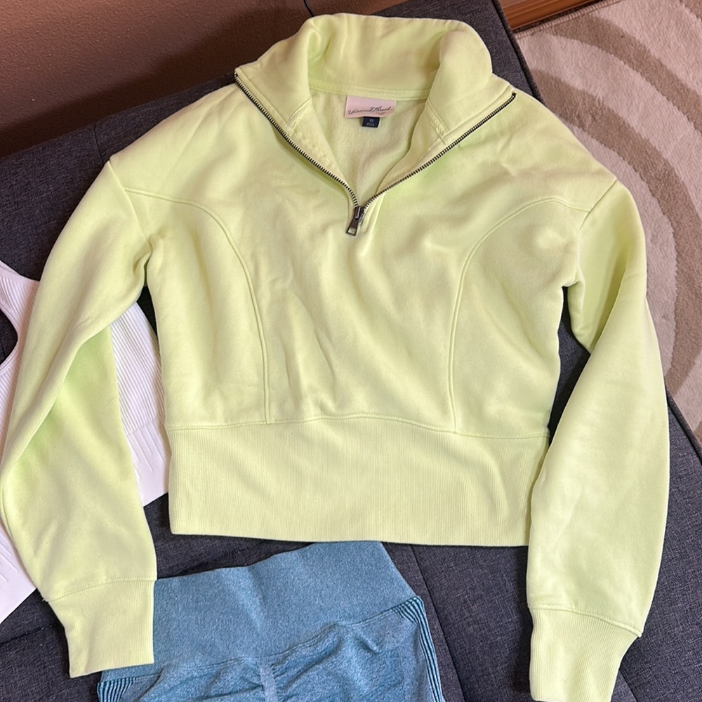 Gym clothes bundle - Picture 4 of 4